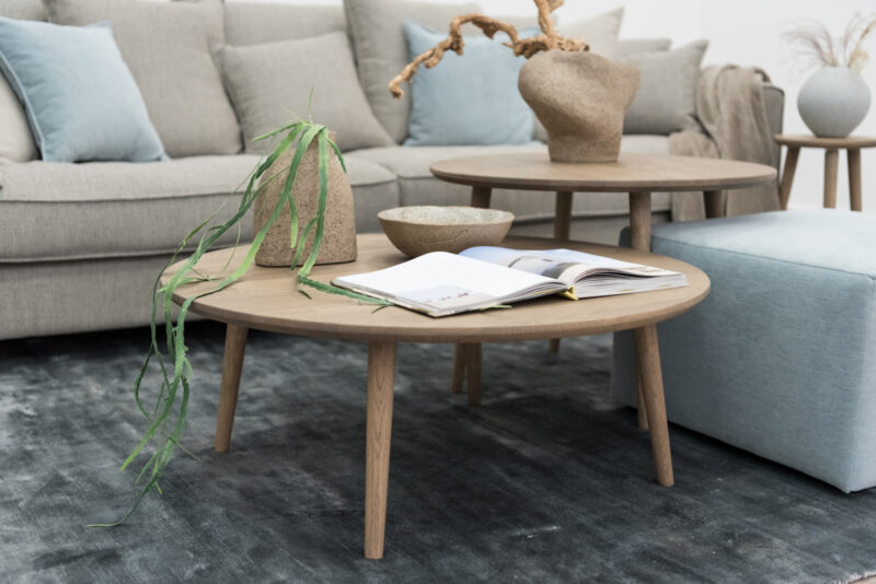 Close up picture of SANTANA table furnished with accessories.